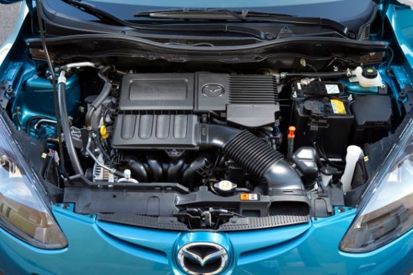 Ein Blick unter die Motorhaube des Mazda2