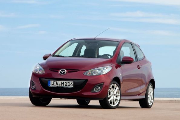 Front- und Seitenansicht des Mazda2