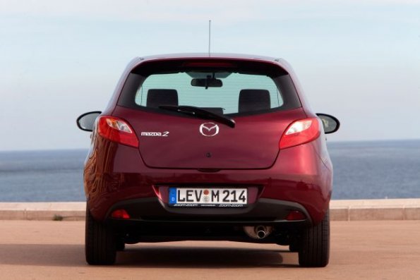 Die Heckansicht des Mazda2