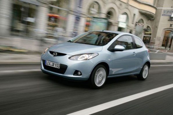 Front- und Seitenansicht des Mazda2