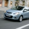 Eine Fahraufnahme zeigt den Mazda2 in der Front- und Seitenansicht: Zum Update 2009 gab es einen neuen Dieselmotor.