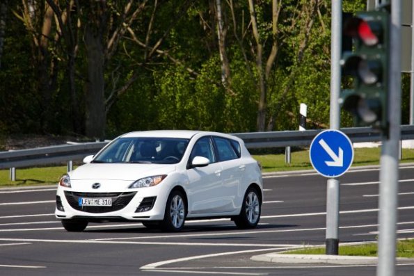 Front- und Seitenansicht des Mazda3 Active