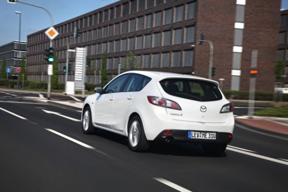 Heck- und Seitenansicht des Mazda3 Active