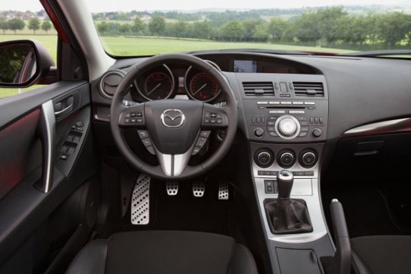 Der Arbeitsplatz des Fahrers im Mazda3 MPS