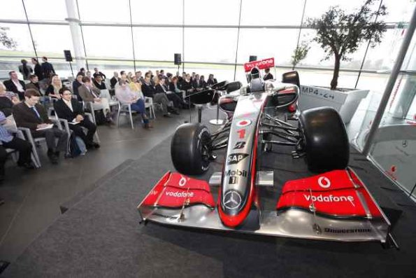 Der McLaren-Mercedes MP4-24 aus der Frontansicht