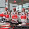  Pedro de l Rosa, Lewis Hamilton, Heikki Kovalainen, Gary Paffet posieren hinter dem  McLaren-Mercedes MP4-24