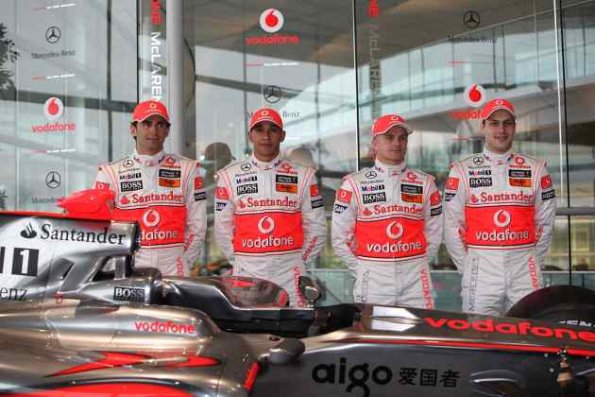  Pedro de l Rosa, Lewis Hamilton, Heikki Kovalainen, Gary Paffet posieren hinter dem  McLaren-Mercedes MP4-24