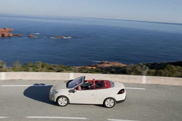 Ein Blick von schräg oben auf das Megane Coupé Cabriolet Floride mit geöffnetem Verdeck