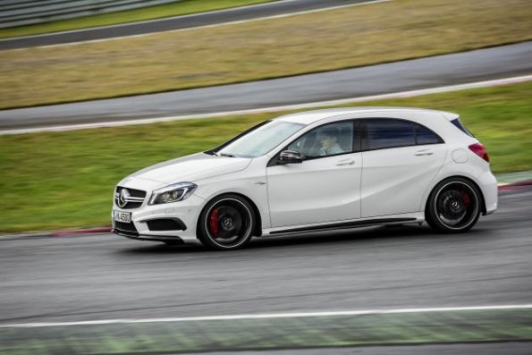 Die Seitenpartie des Mercedes-Benz A 45 AMG (W 176) 2012