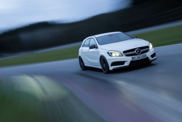 Ein Blick auf die Frontpartie des Mercedes-Benz A 45 AMG (W 176) 2012