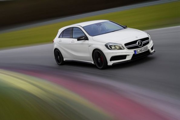 Ein Blick auf die Front- und Seitenansicht des Mercedes-Benz A 45 AMG (W 176) 2012