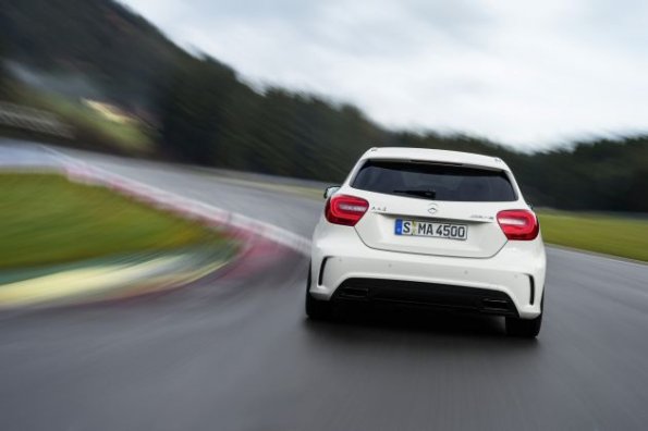 Die Fahraufnahme zeigt das Heck des Mercedes-Benz A 45 AMG (W 176) 2012