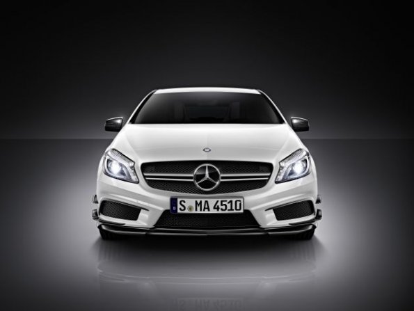 Mercedes-Benz A 45 AMG (W 176) Lack: zirrusweiß, AMG Aerodynamikpaket Exterieur, AMG Carbonpaket Exterieur, 2013