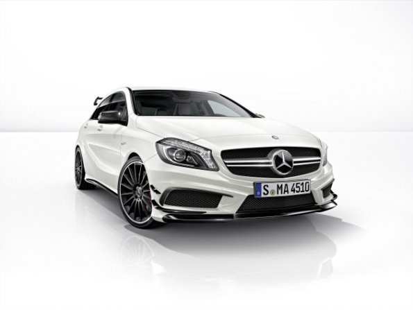 Mercedes-Benz A 45 AMG (W 176) Lack: zirrusweiß, AMG Aerodynamikpaket Exterieur, AMG Carbonpaket Exterieur, 2013