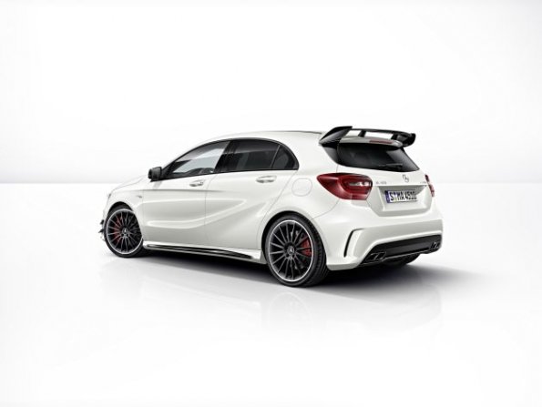 Mercedes-Benz A 45 AMG (W 176) Lack: zirrusweiß, AMG Aerodynamikpaket Exterieur, AMG Carbonpaket Exterieur, 2013