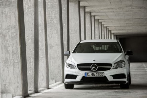 Fahrzeugfront des Mercedes Benz A 45 AMG (W 176) 2012