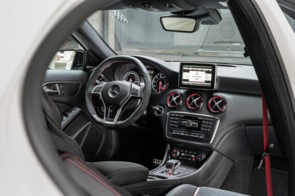 Ein Blick in den Innenraum des Mercedes Benz A 45 AMG (W 176) 2012