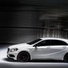 <p>Ein Blick von der Seite auf den Mercedes Benz A 45 AMG (W 176) 2012</p>