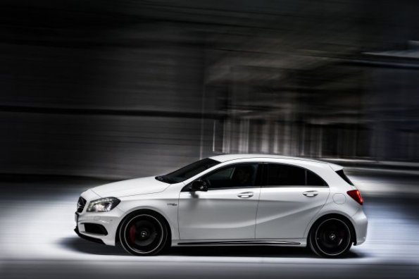 Ein Blick von der Seite auf den Mercedes Benz A 45 AMG (W 176) 2012