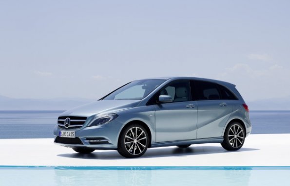 Front- und Seitenansicht der Mercedes-Benz B-Klasse