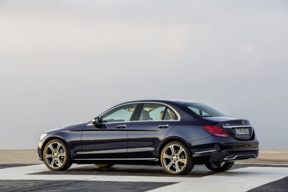 Die Seitenpartie des Mercedes-Benz C 300 BlueTEC HYBRID, Exclusive Line, Cavansitblau metallic, Leder ARTICO Kristallgrau/Tiefseeblau, Zierelemente Holz Linde linestructure, (W205), 2013