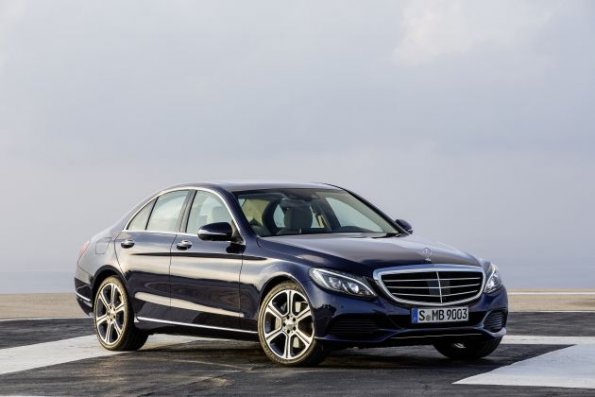 Front- und Seitenpartie des Mercedes-Benz C 300 BlueTEC HYBRID, Exclusive Line, Cavansitblau metallic, Leder ARTICO Kristallgrau/Tiefseeblau, Zierelemente Holz Linde linestructure, (W205), 2013