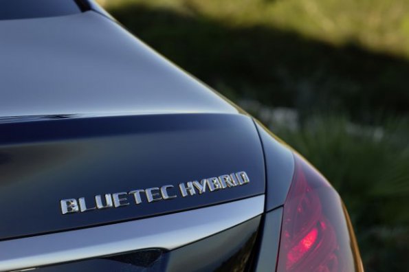 Detail am Mercedes-Benz C 300 BlueTEC HYBRID, Exclusive Line, Cavansitblau metallic, Leder ARTICO Kristallgrau/Tiefseeblau, Zierelemente Holz Linde linestructure, (W205), 2013