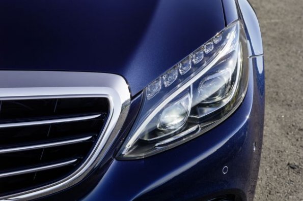 Detail am Mercedes-Benz C 300 BlueTEC HYBRID, Exclusive Line, Cavansitblau metallic, Leder ARTICO Kristallgrau/Tiefseeblau, Zierelemente Holz Linde linestructure, (W205), 2013