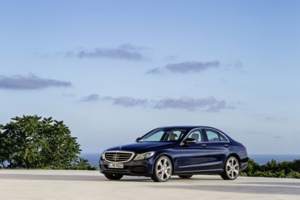 Front- und Seitenpartie des Mercedes-Benz C 300 BlueTEC HYBRID, Exclusive Line, Cavansitblau metallic, Leder ARTICO Kristallgrau/Tiefseeblau, Zierelemente Holz Linde linestructure, (W205), 2013