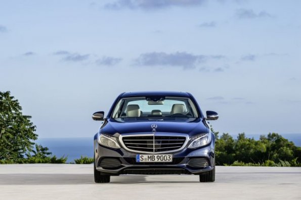 Das Gesicht des Mercedes-Benz C 300 BlueTEC HYBRID, Exclusive Line, Cavansitblau metallic, Leder ARTICO Kristallgrau/Tiefseeblau, Zierelemente Holz Linde linestructure, (W205), 2013