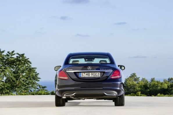 Die Heckpartie des Mercedes-Benz C 300 BlueTEC HYBRID, Exclusive Line, Cavansitblau metallic, Leder ARTICO Kristallgrau/Tiefseeblau, Zierelemente Holz Linde linestructure, (W205), 2013