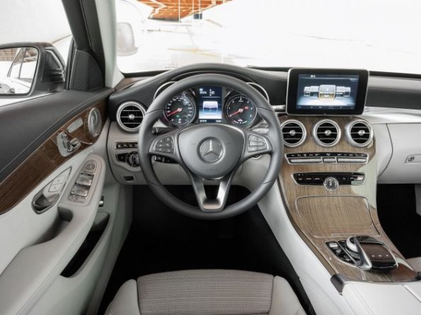 Das Cockpit im Mercedes-Benz C 300 BlueTEC HYBRID, Exclusive Line, Cavansitblau metallic, Leder ARTICO Kristallgrau/Tiefseeblau, Zierelemente Holz Linde linestructure, (W205), 2013