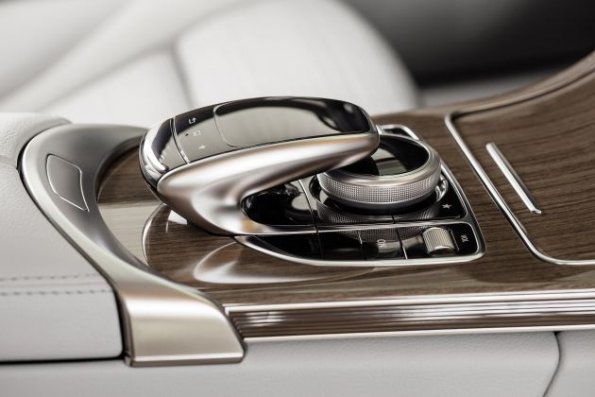 Innenraumdetail aus dem Mercedes-Benz C 300 BlueTEC HYBRID, Exclusive Line, Cavansitblau metallic, Leder ARTICO Kristallgrau/Tiefseeblau, Zierelemente Holz Linde linestructure, (W205), 2013