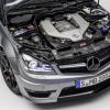 <p>Ein Blick unter die Motorhaube des C 63 AMG Edition 507 (C 204) Lack: designo magno platin, Aussatttung: designo Leder porzellan, 2013</p>