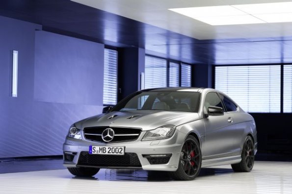 Die Fahrzeugfront des C 63 AMG Edition 507 (C 204) Lack: designo magno platin, Aussatttung: designo Leder porzellan, 2013