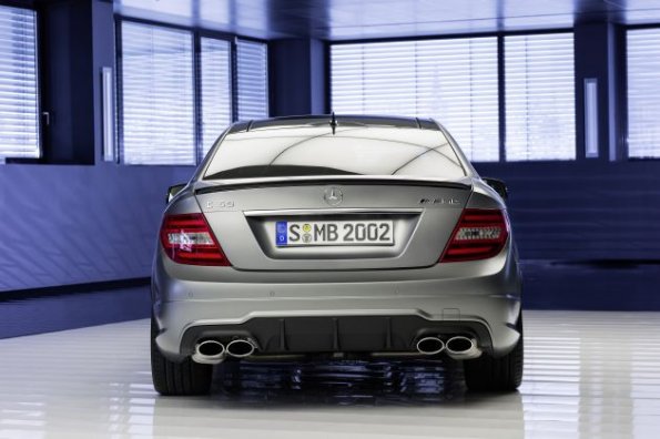 Das Fahrzeugheck des C 63 AMG Edition 507 (C 204) Lack: designo magno platin, Aussatttung: designo Leder porzellan, 2013