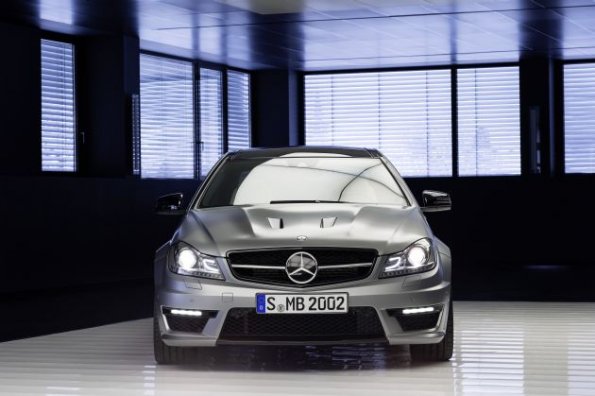 Die Frontansicht des Mercedes-Benz C63 AMG C 63 AMG Edition 507 (C 204) Lack: designo magno platin, Aussatttung: designo Leder porzellan, 2013