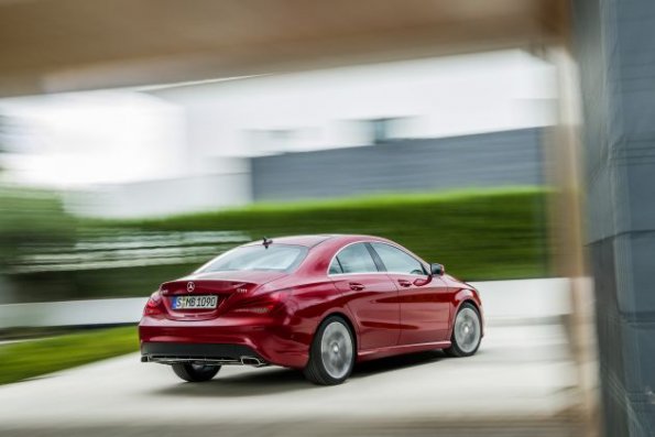 Die Heckansicht des Mercedes-Benz CLA 220 CDI, (C117), 2012, Lack: Patagonienrot metallic BRIGHT, Ausstattung: Leder Saharabeige