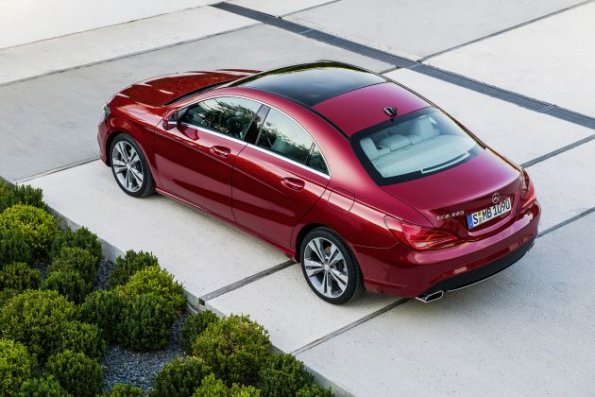 Ein Blick von schräg oben auf den Mercedes-Benz CLA 220 CDI, (C117), 2012, Lack: Patagonienrot metallic BRIGHT, Ausstattung: Leder Saharabeige