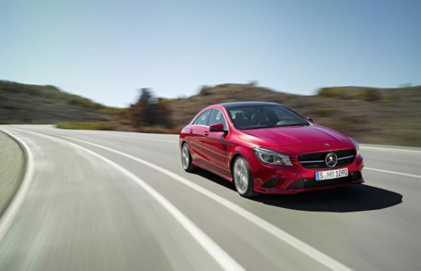 Fahraufnahme mit dem Mercedes-Benz CLA 220 CDI, (C117), 2012, Lack: Patagonienrot metallic BRIGHT, Ausstattung: Leder Saharabeige