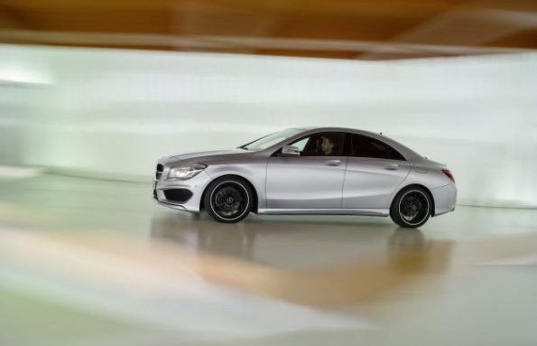 Ein Blick auf die Seitenpartie des Mercedes-Benz CLA 250 Edition 1, (C117), 2012, Lack:Polarsilber MAGNO, Ausstattung: Leder Microfaser Dynamica schwarz NEON ART