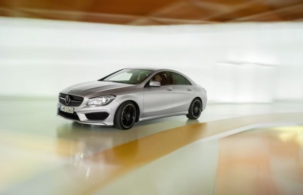 Die Frontpartie des Mercedes-Benz CLA 250 Edition 1, (C117), 2012, Lack:Polarsilber MAGNO, Ausstattung: Leder Microfaser Dynamica schwarz NEON ART