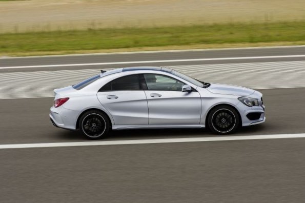 Die Seitenansicht des Mercedes-Benz CLA 250 Edition 1, (C117), 2012, Lack:Polarsilber MAGNO, Ausstattung: Leder Microfaser Dynamica schwarz NEON ART