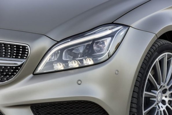 Die Detailansicht zeigt die MULTIBEAM LED Scheinwerfer am Mercedes-Benz CLS Shooting Brake 