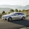 Front- und Seitenansicht des Mercedes-Benz CLS Shooting Brake CLS 400 Shooting Brake (X 218) 2014; Exterieur: Sport Paket AMG, designo manganitgrau magno; Interieur: design Leder Exklusiv Semianilin sattelbraun/seidenbeige