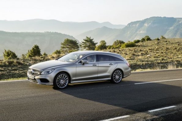 Front- und Seitenansicht des Mercedes-Benz CLS Shooting Brake CLS 400 Shooting Brake (X 218) 2014; Exterieur: Sport Paket AMG, designo manganitgrau magno; Interieur: design Leder Exklusiv Semianilin sattelbraun/seidenbeige