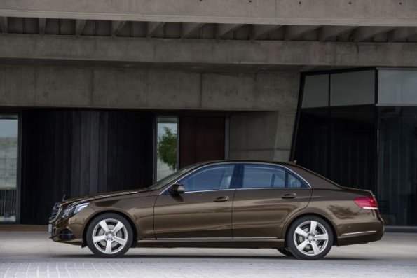 Der Mercedes-Benz E 300 BlueTec HYBRID in der Seitenansicht, Limousine Elegance, (W 212), 2012, Lack: Dolomitbraun metallic, Ausstattung: Leder Exclusiv Seidenbeige/Espresso