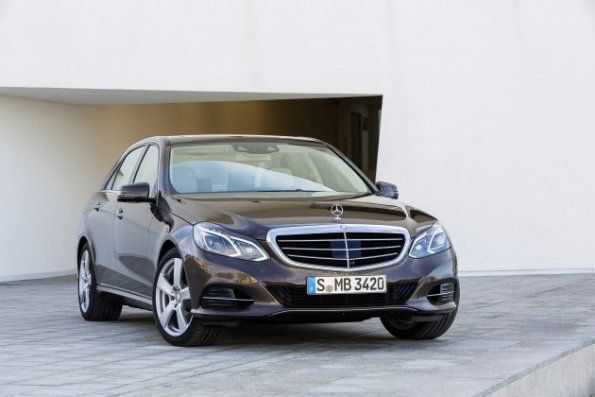 Die Fahrzeugfront des Mercedes-Benz E 300 BlueTec HYBRID, Limousine Elegance, (W 212), 2012, Lack: Dolomitbraun metallic, Ausstattung: Leder Exclusiv Seidenbeige/Espresso