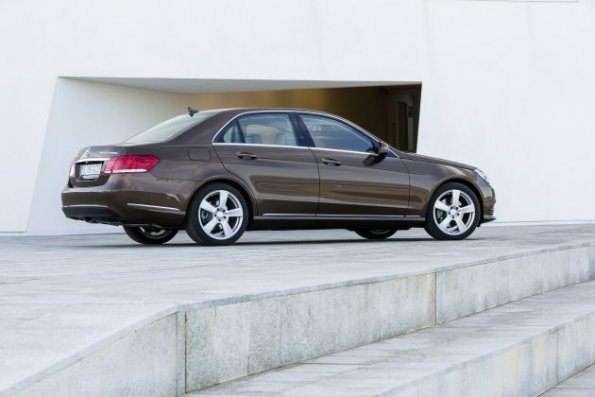 Die Seitenansicht des Mercedes-Benz E 300 BlueTec HYBRID, Limousine Elegance, (W 212), 2012, Lack: Dolomitbraun metallic, Ausstattung: Leder Exclusiv Seidenbeige/Espresso