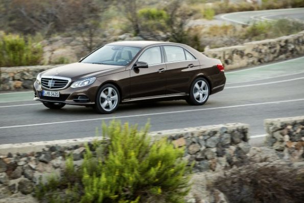 Fahraufnahme mit dem Mercedes-Benz E 300 BlueTec HYBRID, Limousine Elegance, (W 212), 2012, Lack: Dolomitbraun metallic, Ausstattung: Leder Exclusiv Seidenbeige/Espresso